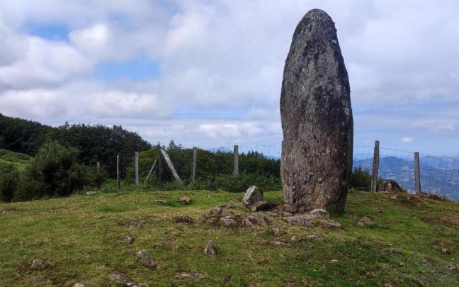 El menhir de Arribiribilleta recibe a los montañeros que transitan por el cordal entre Karakate e Irukurutzeta / Aitor El menhir de Arribiribilleta recibe a los montañeros que transitan por el cordal entre Karakate e Irukurutzeta