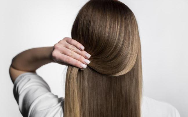 Chica de espaldas con una melena larga cuidada.