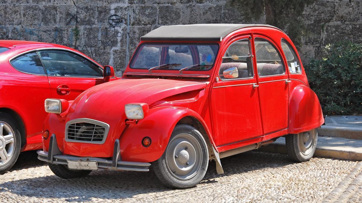 Un Citroën 2 CV en un llamativo color rojo.