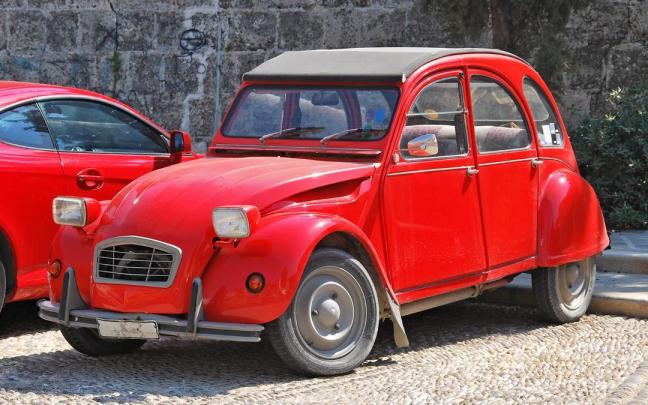 Un Citroën 2 CV en un llamativo color rojo.