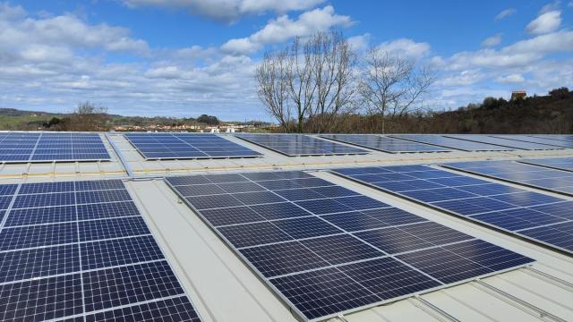 Placas solares en un tejado municipal.