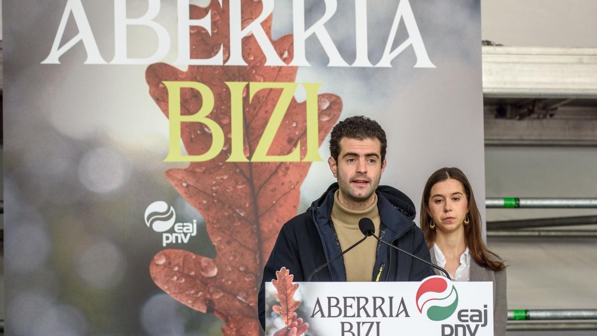 El burukide del EBB Javier Ollo y la EGIkide Maider Irujo en la presentación del Aberri Eguna en Bilbao