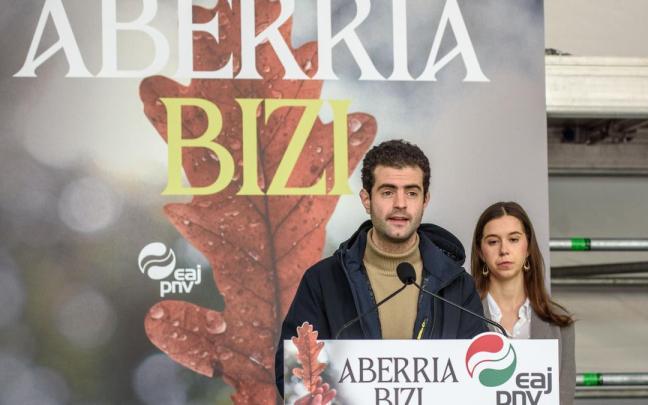 El burukide del EBB Javier Ollo y la EGIkide Maider Irujo en la presentación del Aberri Eguna en Bilbao