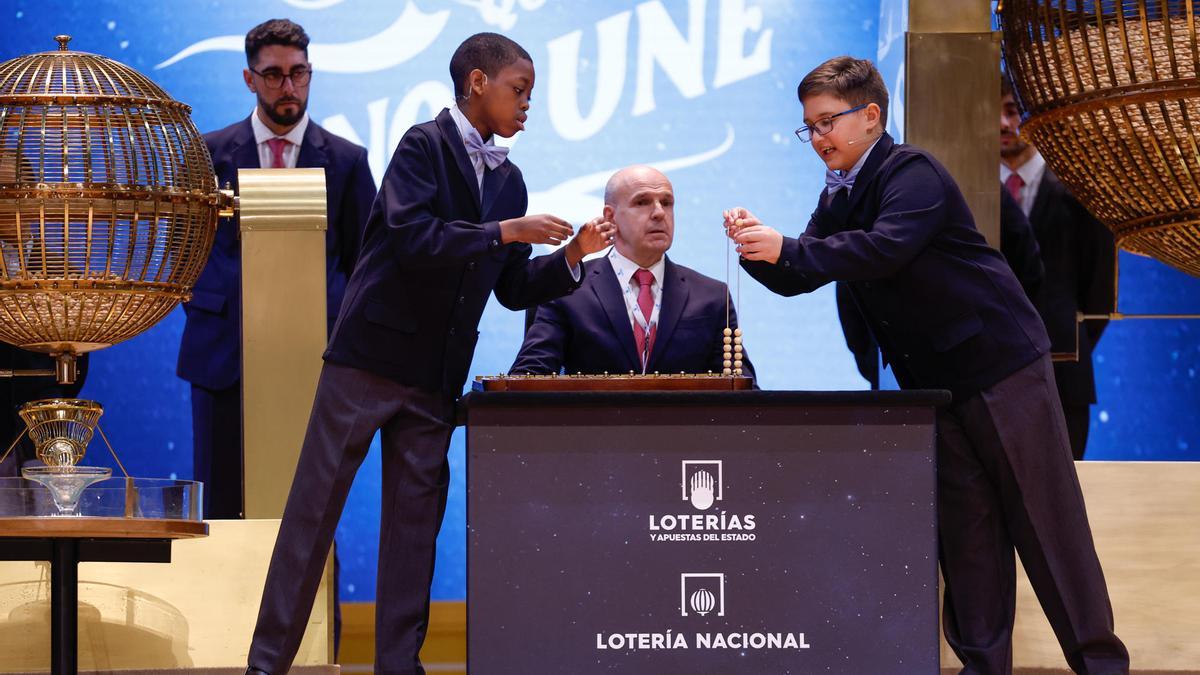 Los niños de la Residencia San Ildefonso de Madrid Adam Lucas (d) y Sergio Abaga