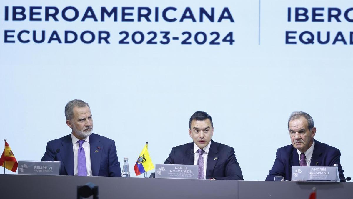 Felipe VI escucha al presidente de Ecuador, Daniel Noboa (c), junto al secretario iberoamericano Andrés Allamand (d) al cierre de la sesión plenaria de la XXIX Cumbre Iberoamericana.