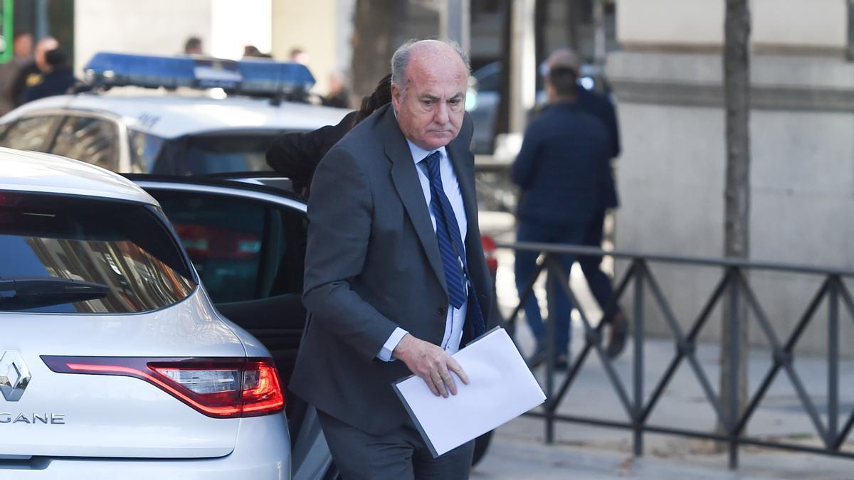 El juez Manuel García Castellón sale de un vehículo para entrar en la Audiencia Nacional.
