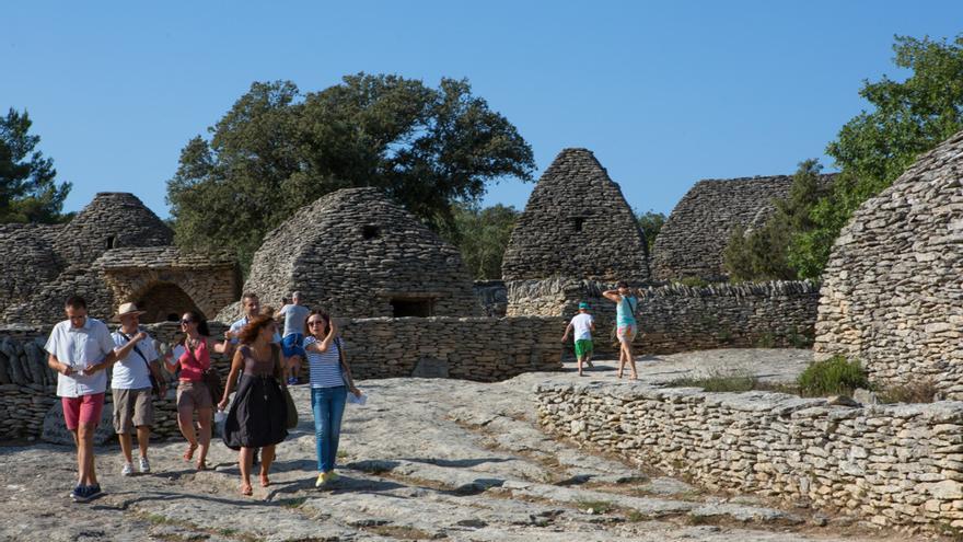 Turistas visitando el poblado de Bories.