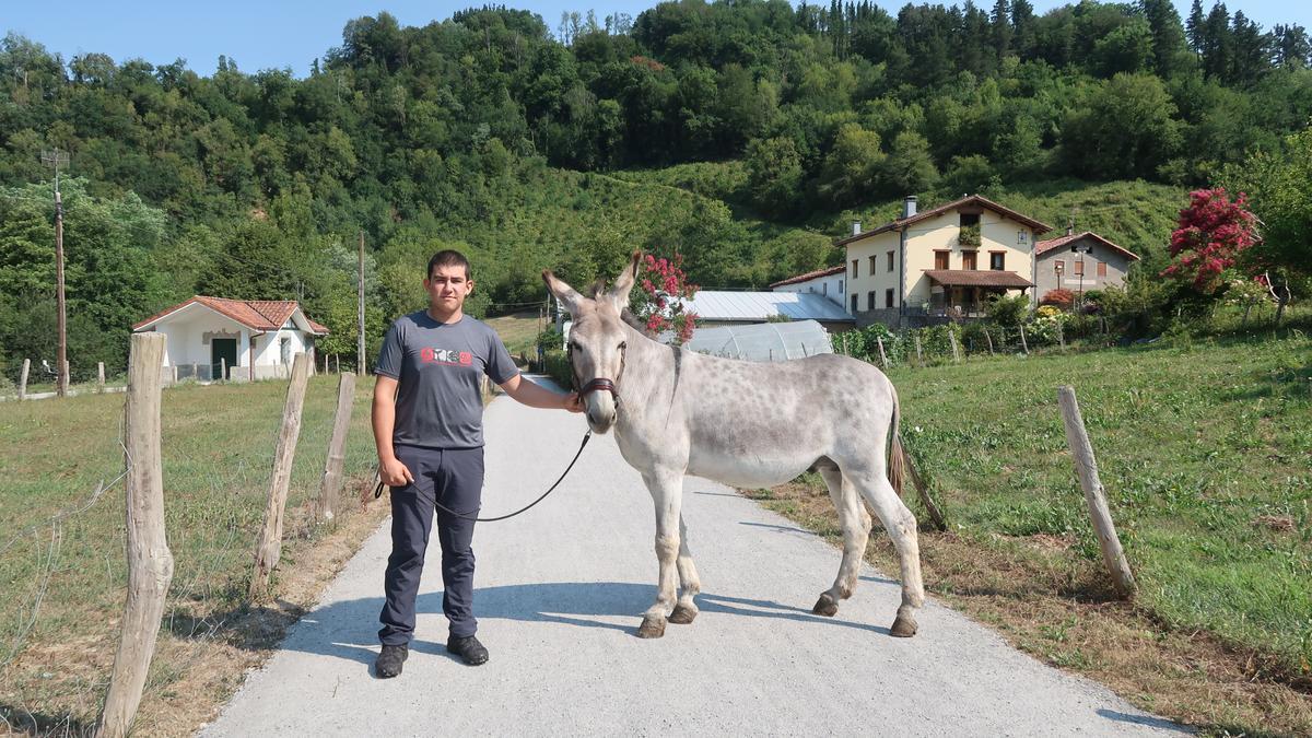 Mikel Lizarazu, con su burro, en el bidegorri, delante del caserío Izukitza.