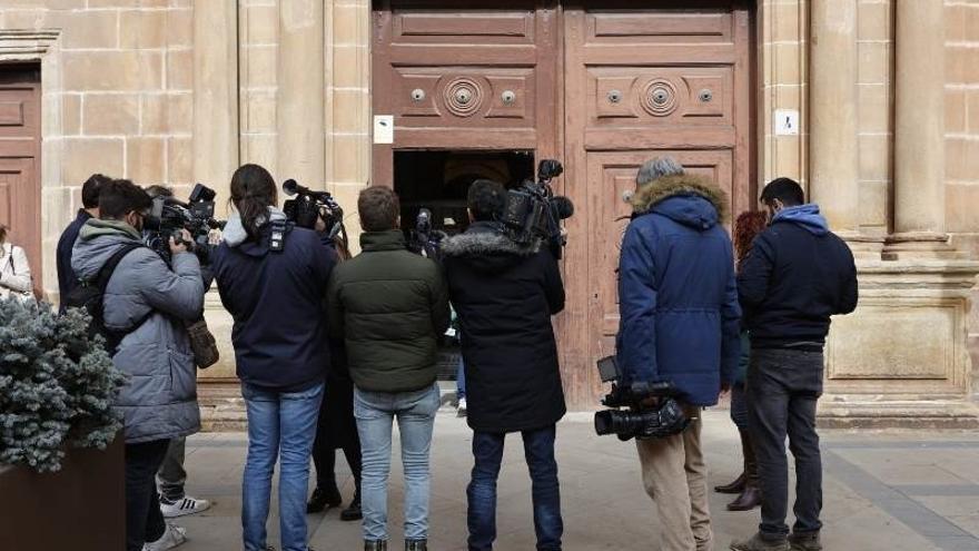 Medios de comunicación frente a las dependencias en las que ha tenido lugar el juicio.