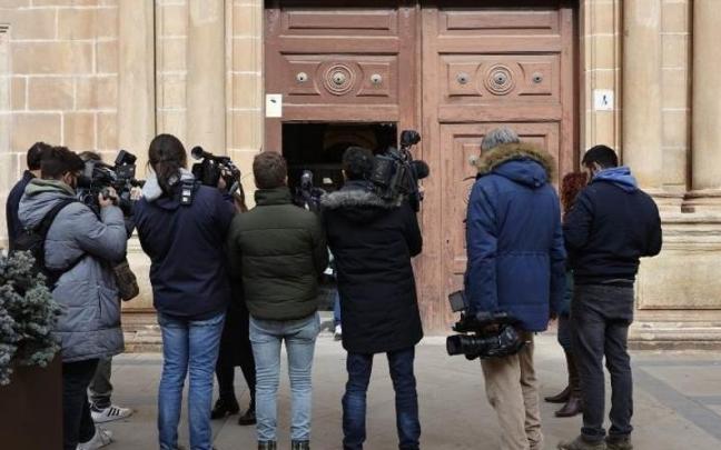 Medios de comunicación frente a las dependencias en las que ha tenido lugar el juicio.