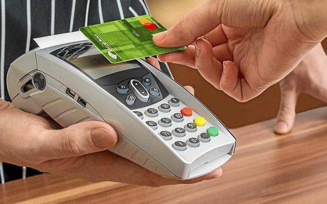 Una de cada tres reclamaciones tienen relación con el uso de las tarjetas. | FOTO: E.P.