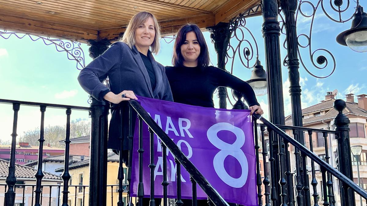 Las concejalas de Beasain Mariola Pascual y Ainhoa Arrese con la bandera del 8M
