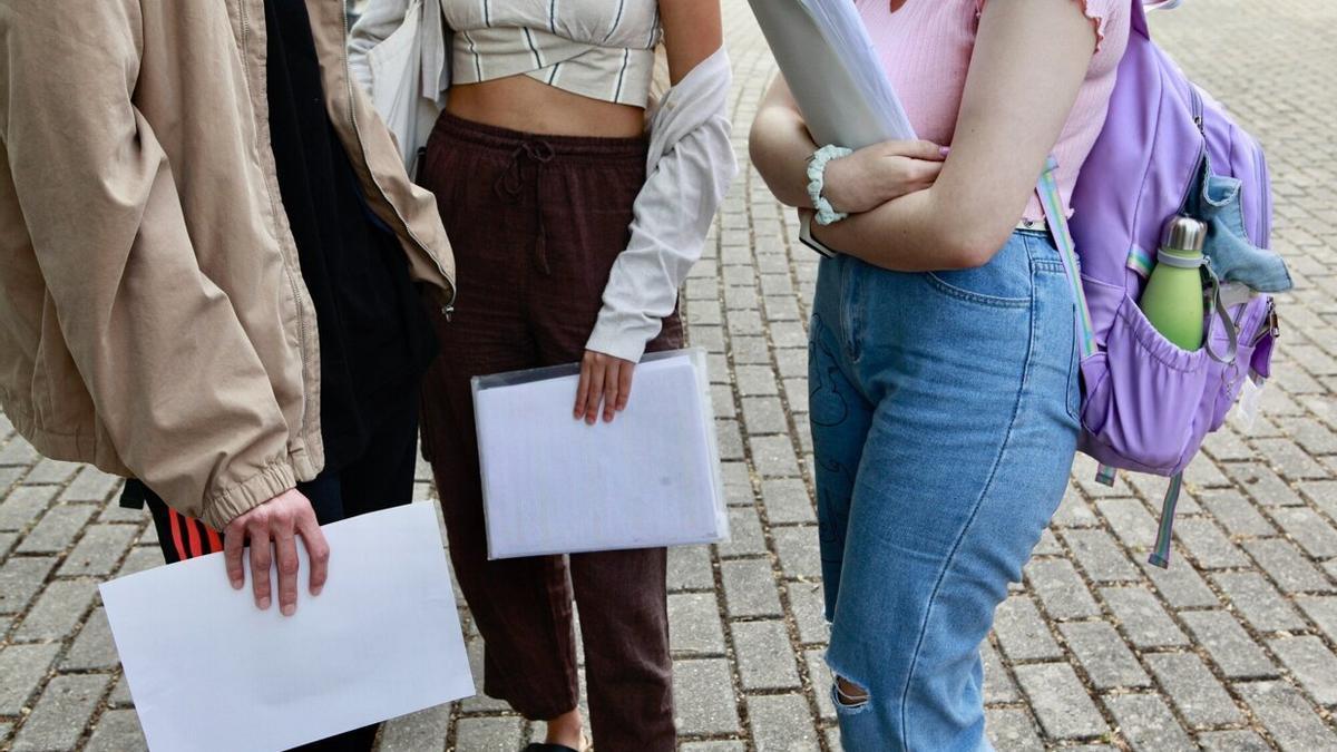 Tres jóvenes se preparan para hacer los exámenes de selectividad