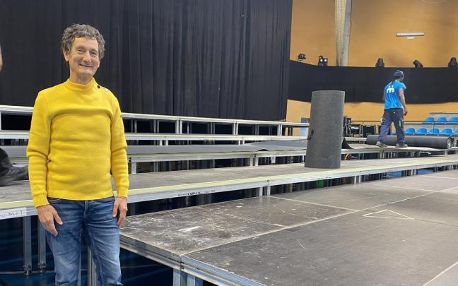 Migel Zeberio, director de Et Incarnatus Orkrestra, en el polideportivo de Orio.