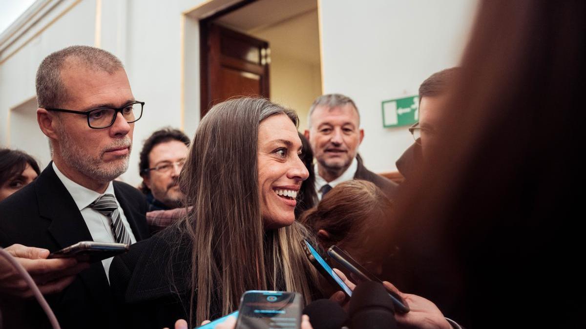 Nogueras comparece ante la prensa en los pasillos del Congreso de los Diputados.