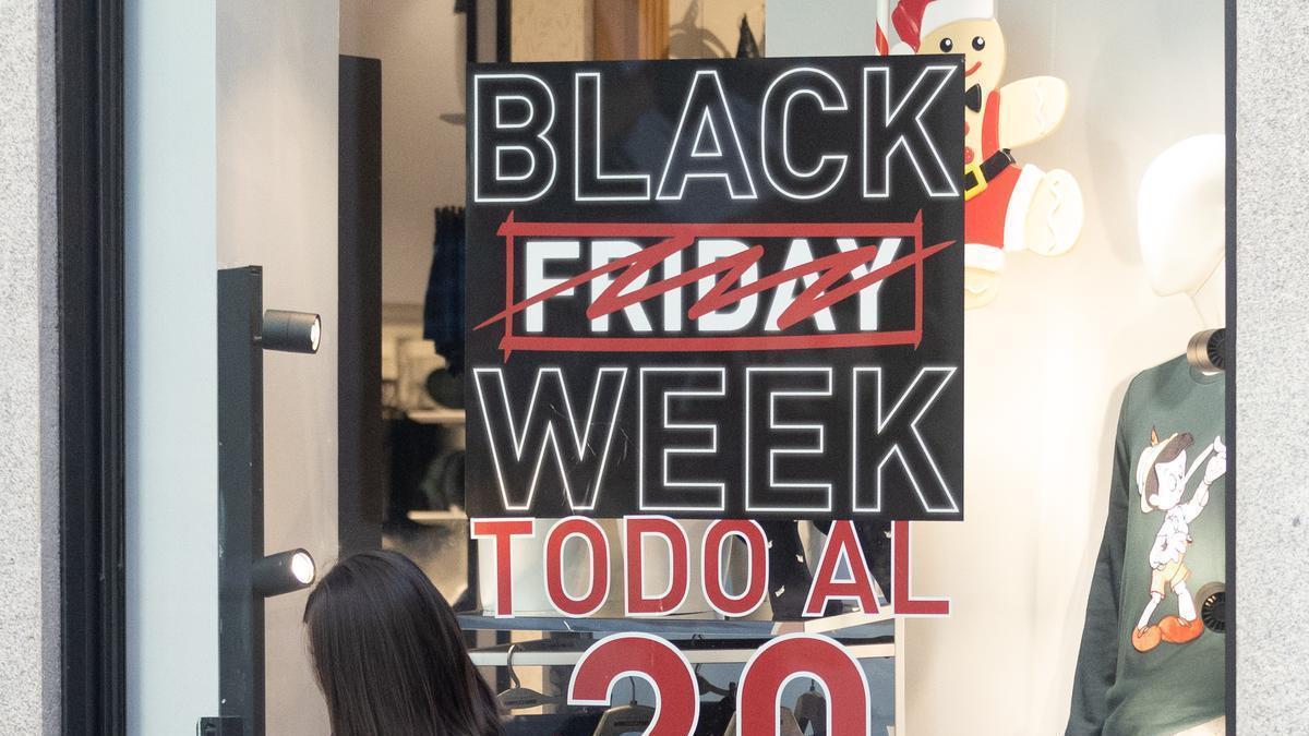 Un escaparate avisa de los descuentos durante el 'Black Friday'