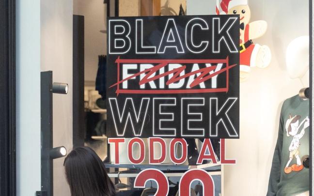 Un escaparate avisa de los descuentos durante el 'Black Friday'