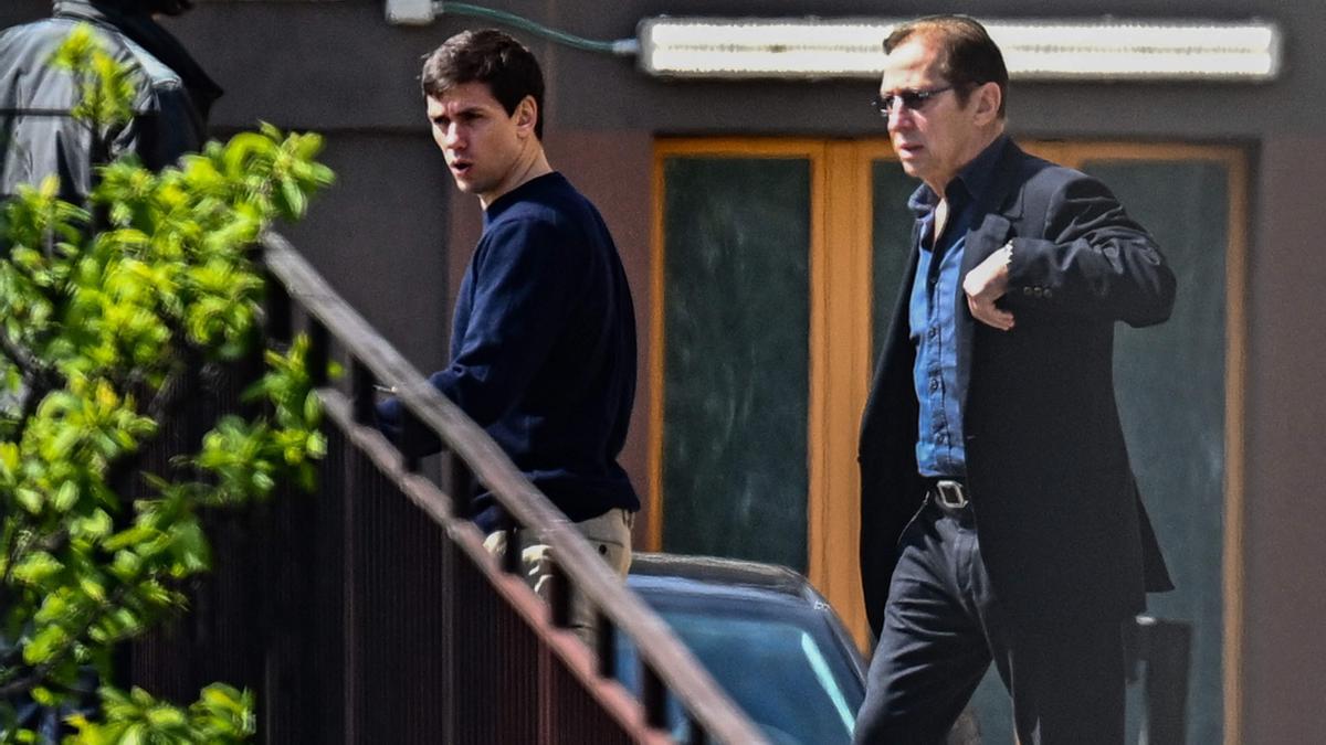 Los hijos de Silvio Berlusconi, Paolo y Luigi, a su llegada al hospital de Milán.