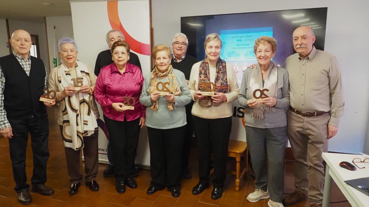 Homenajeado por su labor en Nagusilan, en el encuentro que ha tenido lugar en el Hogar del Jubilado de Elgoibar.