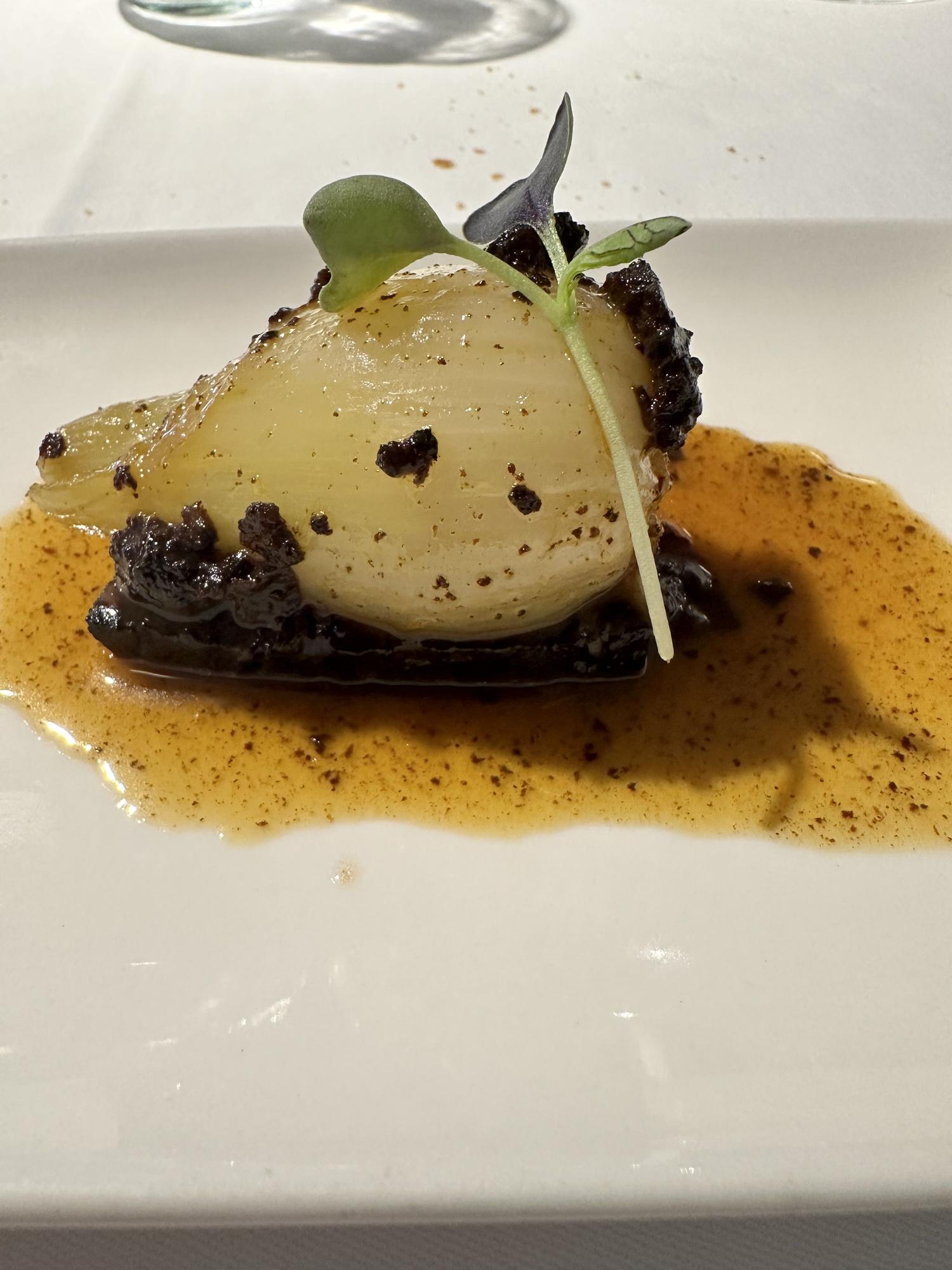 Cebollas estofadas y glaseadas con morcilla de Beasain.