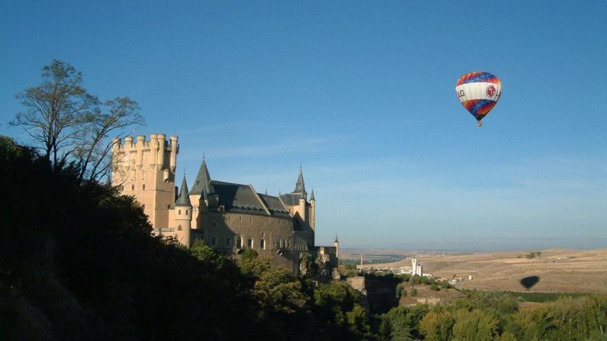 El alcazar de Segovia resulta aún más espectacular desde el aire.