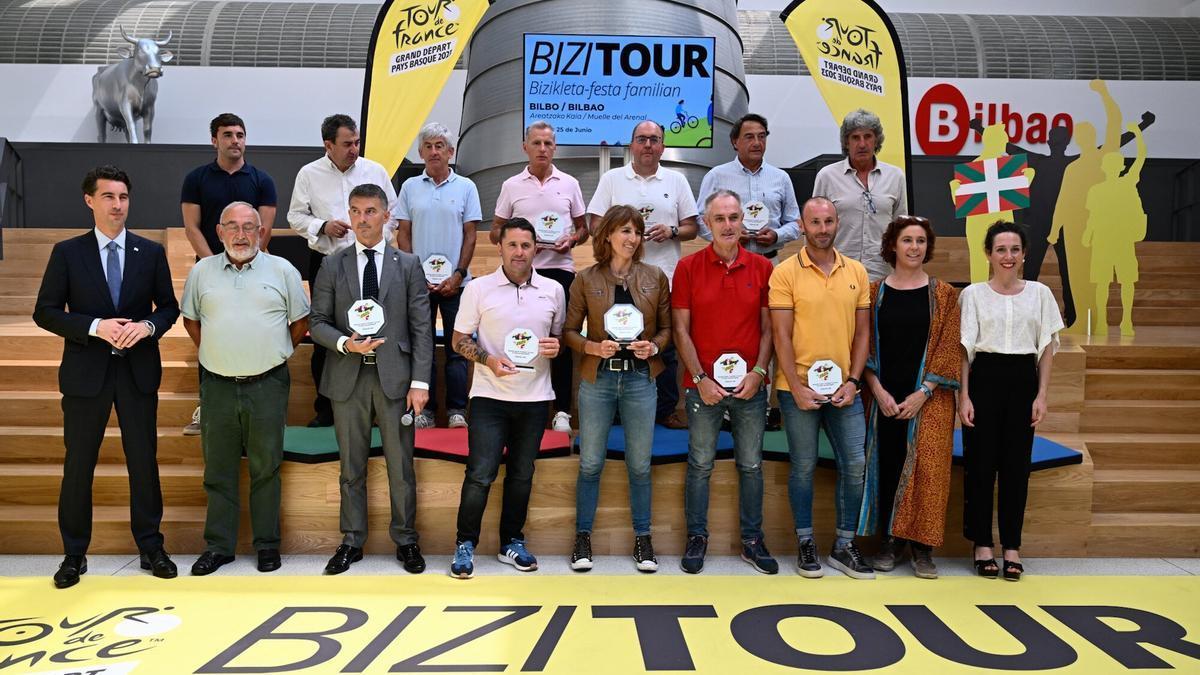 Imagen de la presentación de BiziTour, con los ganadores vizcainos de etapas del Tour de Francia y familiares de los mismos.