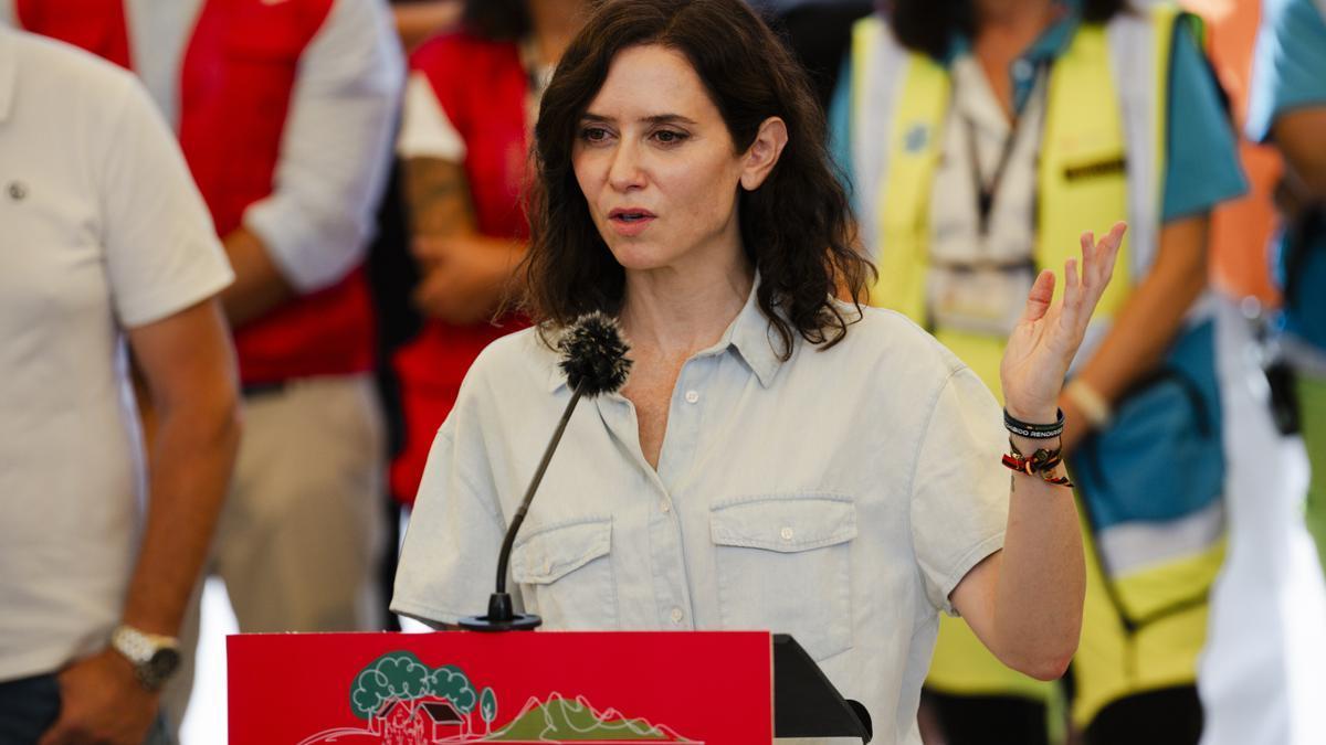 La presidenta de la Comunidad de Madrid, Isabel Díaz Ayuso, atiende a los medios durante una visita a municipios e instalaciones afectadas por los incendios en la Sierra Oeste