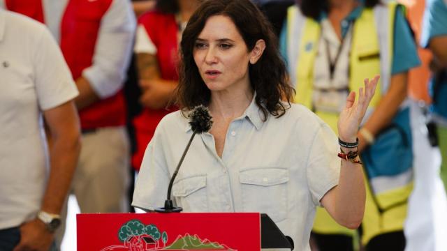 La presidenta de la Comunidad de Madrid, Isabel Díaz Ayuso, atiende a los medios durante una visita a municipios e instalaciones afectadas por los incendios en la Sierra Oeste