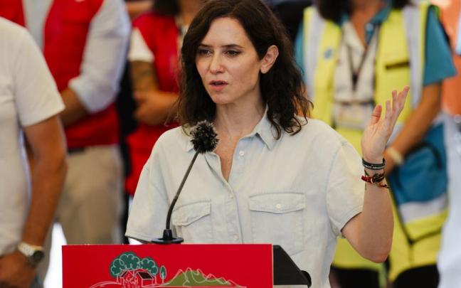 La presidenta de la Comunidad de Madrid, Isabel Díaz Ayuso, atiende a los medios durante una visita a municipios e instalaciones afectadas por los incendios en la Sierra Oeste
