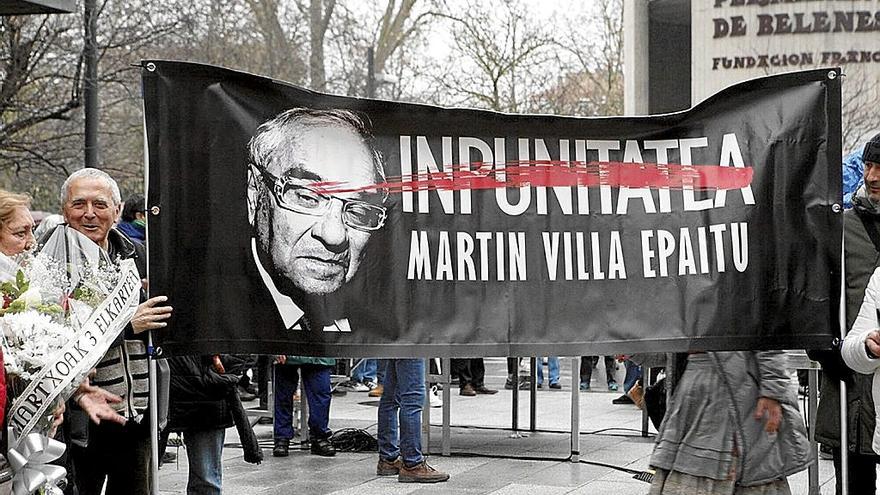 Representantes sindicales, institucionales y de los partidos políticos vascos pasaron a lo largo de la mañana de ayer por el monolito que recuerda a los cinco obreros asesinados por la Policia Armada el 3 de marzo de 1976 en el barrio de Zaramaga. | FOTO: JOSU CHAVARRI/PILAR BARCO/E.P.