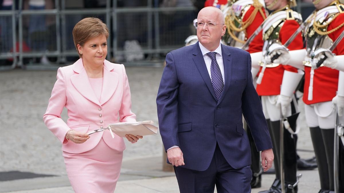 La ex ministra principal de Escocia Nicola Sturgeon, junto a su marido, Peter Murrell.