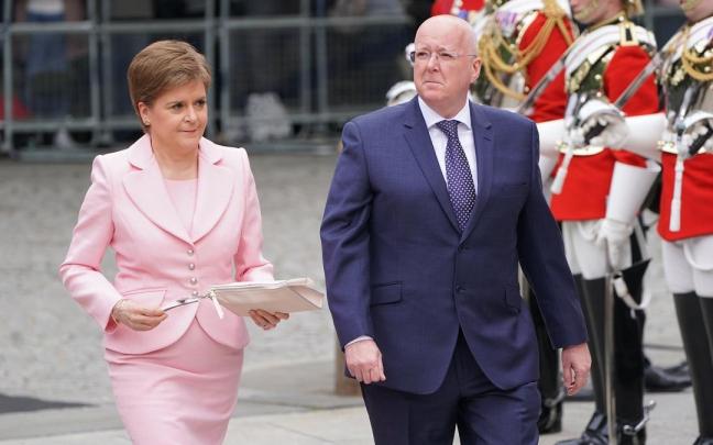 La ex ministra principal de Escocia Nicola Sturgeon, junto a su marido, Peter Murrell. La ex ministra principal de Escocia Nicola Sturgeon, junto a su marido, Peter Murrell.