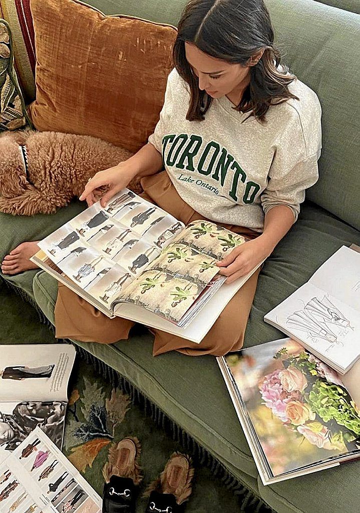 Tamara Falcó, mirando varios catálogos.