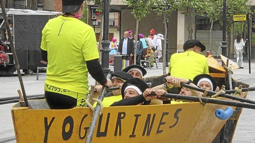 Una cuadrilla disfrazada en el Mozorro Eguna de las fiestas de San Prucendio de Lazkao. | FOTO: AYTO. DE LAZKAO