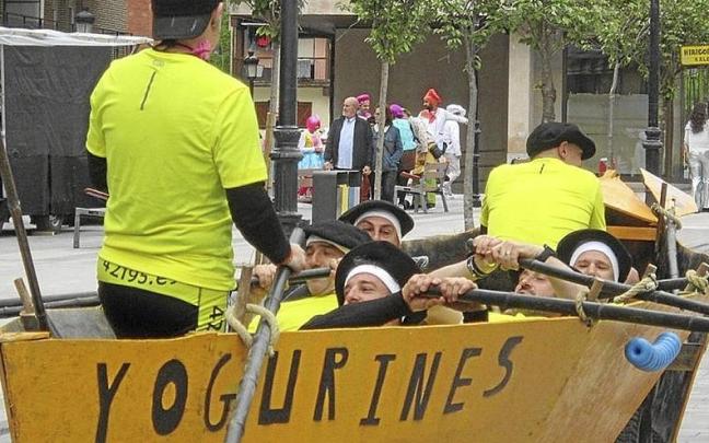 Una cuadrilla disfrazada en el Mozorro Eguna de las fiestas de San Prucendio de Lazkao. | FOTO: AYTO. DE LAZKAO Una cuadrilla disfrazada en el Mozorro Eguna de las fiestas de San Prucendio de Lazkao. | FOTO: AYTO. DE LAZKAO