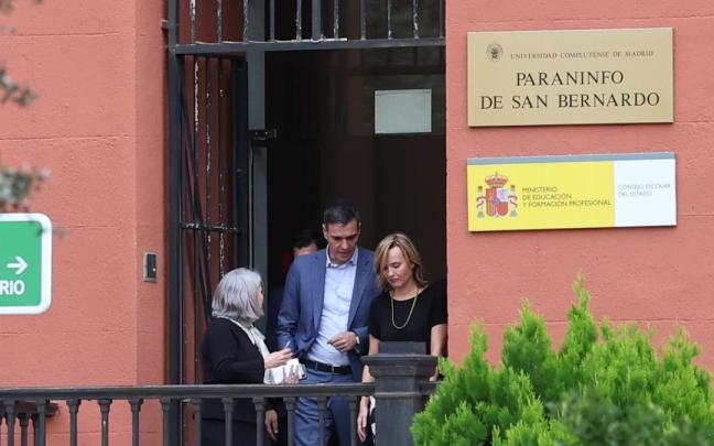 Pedro Sánchez y Pilar Alegría se reúnen con miembros de la comunidad educativa.