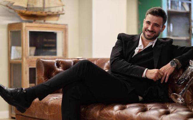 Rubén Simeó promete emocionar y hacer disfrutar al público que acuda al concierto de este sábado en el Herriko Antzokia.