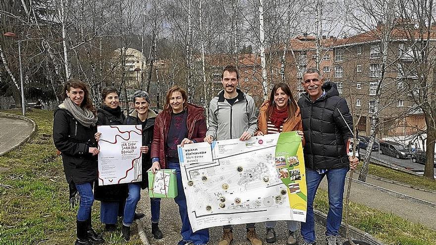 Proiektuan parte hartu duten arkitektoak, udal teknikaria, alkatea eta Bizipozako ordezkariak.