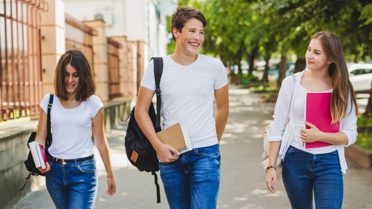 Estudiantes a la salida del instituto.