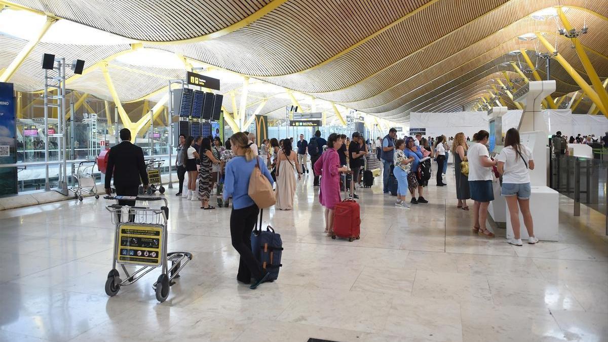 Decenas de viajeros en el aeropuerto de Barajas.