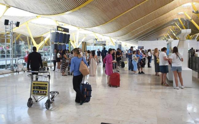 Decenas de viajeros en el aeropuerto de Barajas.