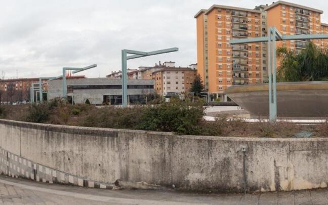 Un veh&iacute;culo sale de los garajes de la plaza Consistorial, en los que se arreglar&aacute;n las filtraciones.