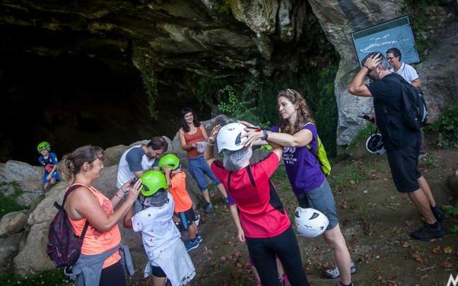 Una visita a las cuevas de Aizpitarte / Mendi Urruzuno Una visita a las cuevas de Aizpitarte