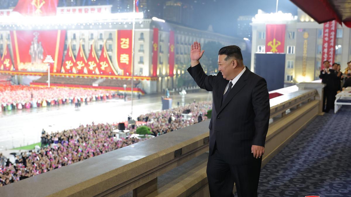 Kim Jong Un preside un imponente desfile militar con motivo del 80 aniversario del Partido del Trabajo