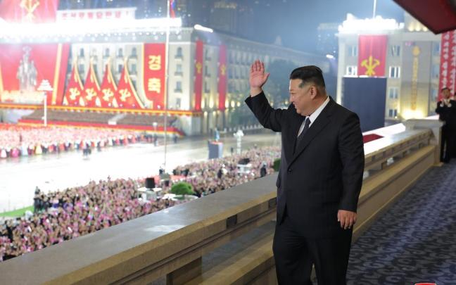 Kim Jong Un preside un imponente desfile militar con motivo del 80 aniversario del Partido del Trabajo