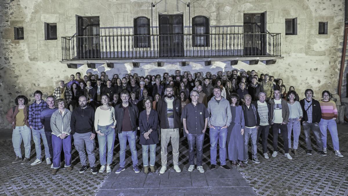 Xabier Aldalur, en el centro de la foto, junto a Nagore Alkorta y los asistentes al encuentro de Basazabal, tras su nominación.