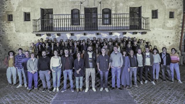 Xabier Aldalur, en el centro de la foto, junto a Nagore Alkorta y los asistentes al encuentro de Basazabal, tras su nominación.