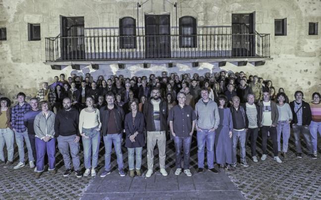 Xabier Aldalur, en el centro de la foto, junto a Nagore Alkorta y los asistentes al encuentro de Basazabal, tras su nominación.