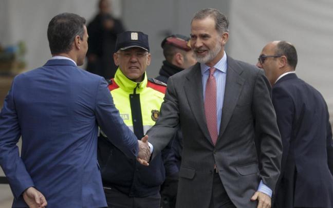 Pedro Sánchez saluda a Felipe VI en una imagen de archivo