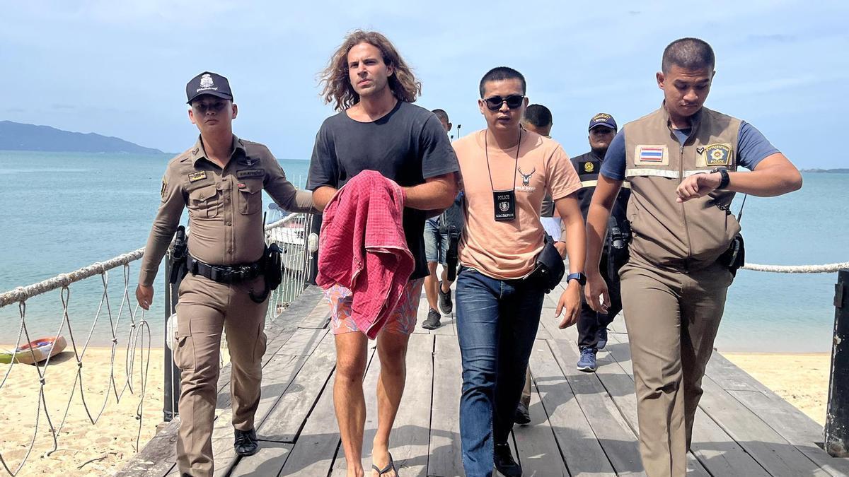 Daniel Sancho es escoltado por la policía en el puerto de Koh Samui.